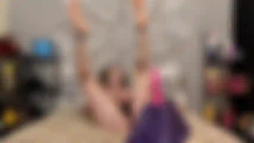 ( Gs.813) GoldieStar si esibisce nel gold show - 10 minuti. Piedi nudi, tette grandi, schizzi, giochi con i piedi, figa pelosa, giocattolo interattivo, anale, dildo neri dp, sperma cremoso (19/11/2022).