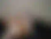 (7) GoldieStar gioca con un grosso vibratore acrilico trasparente e si scopa con un grosso vibratore acrilico nero indossando calzini e tacchi rosa a forma di cuore.