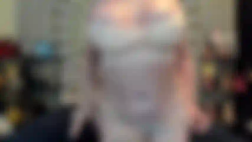 ( Gs.864) GoldieStar si esibisce nel gold show - 10:57 minuti. Calze velate marrone chiaro, tette grandi, figa pelosa, schizzi, figa allargata, sperma cremoso, tutti dildo bianchi (17/12/2022).