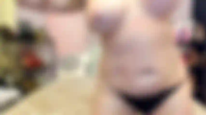 ( Gs.369) GoldieStar si esibisce nel gold show. Roleplay(chiamando per nome tutti i ragazzi nella stanza...) 10 Minuti. Bikini nero con perizoma, tette grandi, milf, grosso dildo rosa, piedi nudi, schizzi, anale, sperma cremoso (5/12/2021).