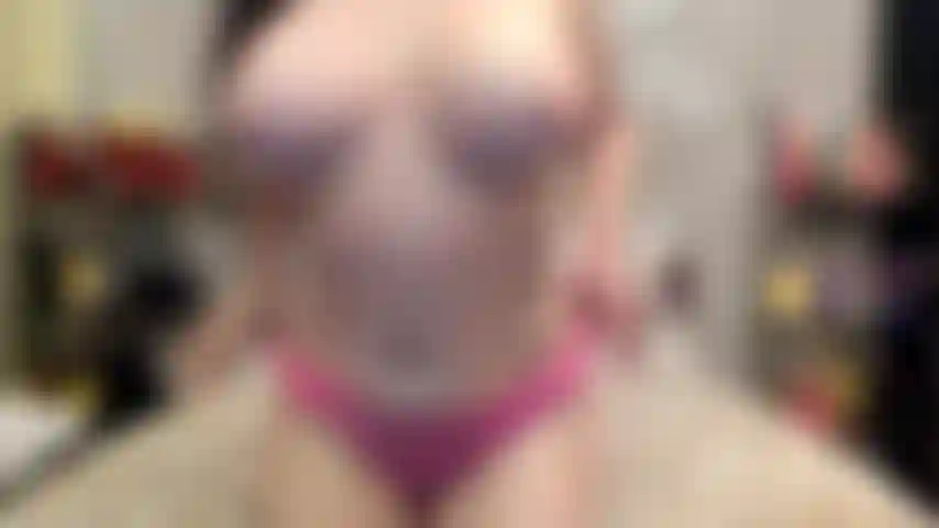 ( Gs.442) GoldieStar si esibisce nel gold show. Roleplay(chiamare tutti nella stanza per nome...) 11 Minuti. Vestito rosa, gilf, tette grandi, grosso dildo rosa, schizzi, figa pelosa, anale, giocattolo interattivo, doppia penetrazione (19/01/2022).