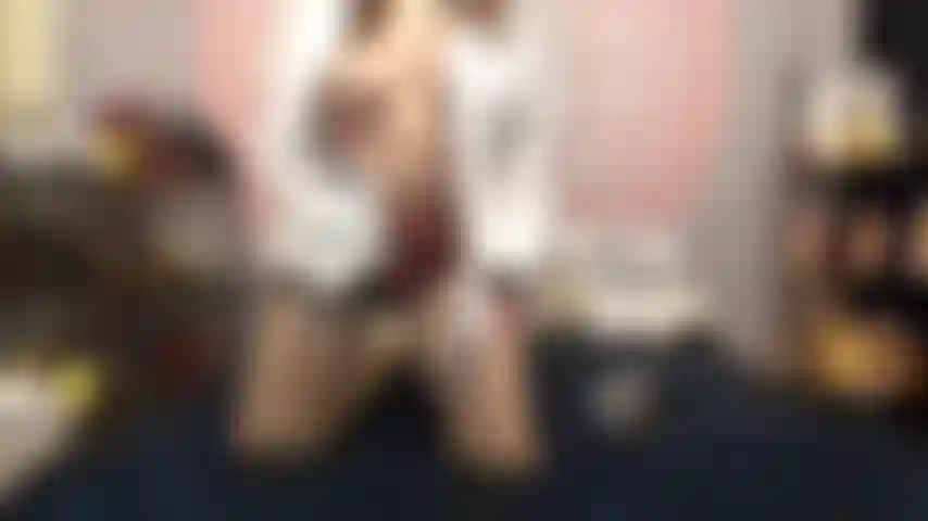 (46) GoldieStar usa una pompa per clitoride, una pompa per la figa, palline per la figa, un dildo acrilico nero, la bacchetta e poi viene forte con la bacchetta hitachi. Squirto... E sperma cremoso.