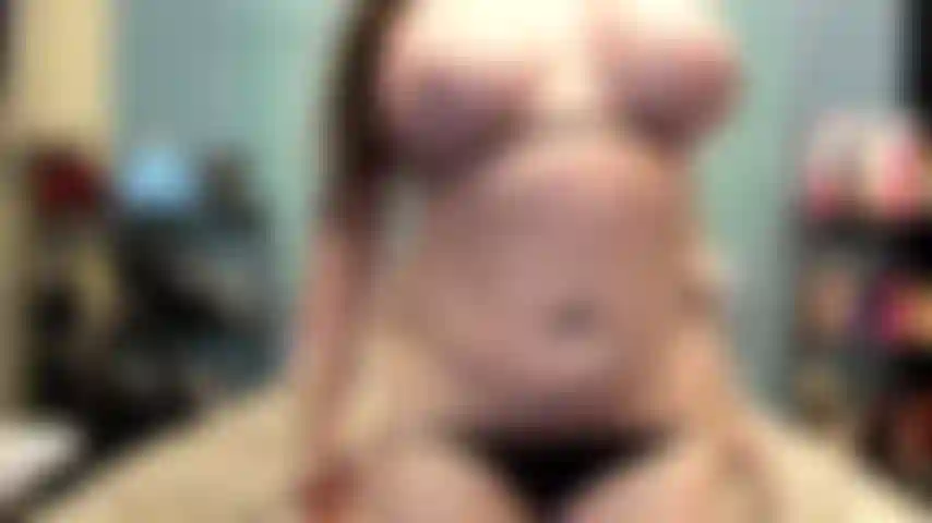 ( Gs.669) GoldieStar si esibisce nel gold show - 11 minuti. Tette grandi, figa pelosa, gilf, piedi nudi, grosso vibratore rosa, giochi con la figa, schizzi, sesso anale (25/07/2022).