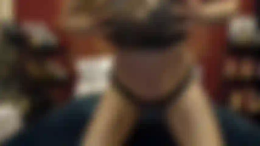 (42) GoldieStar indossa un completo mimetico e dei tacchi... E le scopa il culo e la figa... Schizza.