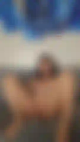 Una troia asiatica che chiede l'elemosina.