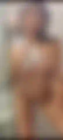 Faccio striptease nello spettacolo. Tutta nuda, con dita e culo grasso.