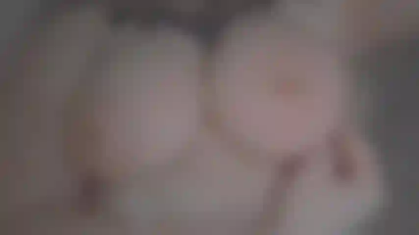 Adoro questo video delle mie tette con piercing in un bagno.