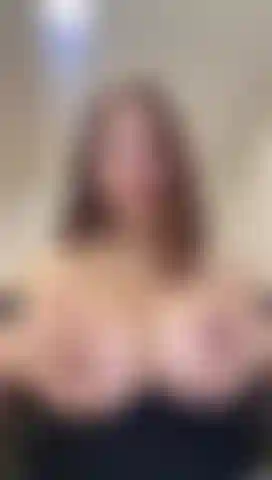 Il mio seno perfetto rimbalza, gioca e succhia i capezzoli.