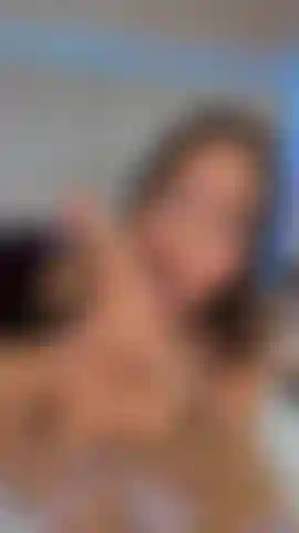 Succhio le dita dei piedi, lecco... Mmm, ho delle dita dei piedi rosse e deliziose.