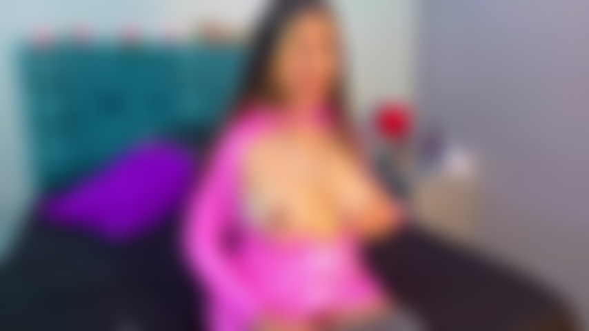 Una ragazza nuda e sexy con la figa in primo piano.