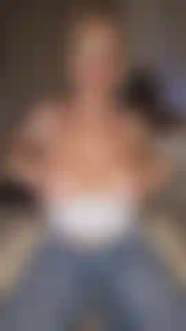 Sputare sui miei fantastici seni, guardarlo scorrere dai miei capezzoli mentre lo lecco e lo succhio via x.