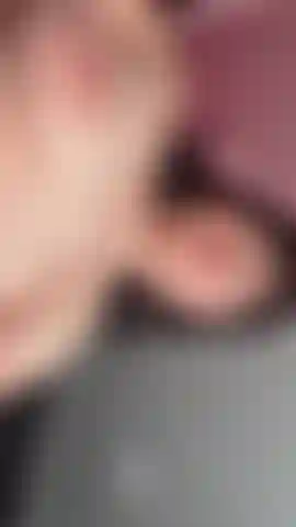 Nuda e selvaggia, scuoto le tette e muovo i fianchi, lasciando che ogni curva si muova per i tuoi occhi.