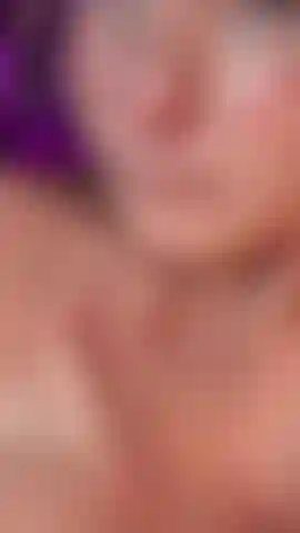 Niente mi eccita di più che leccarmi i capezzoli e sentire la mia lingua scivolare sulla mia pelle. Mi aiuteresti ad andare oltre?