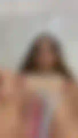 Viso sexy, dita sempre più veloci.