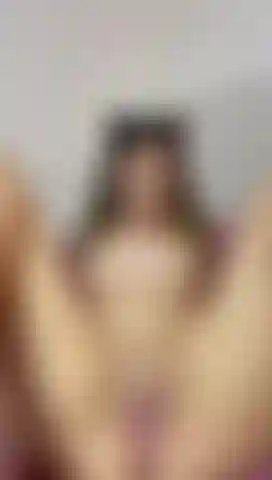 Gattina sexy che si dita la figa bagnata.