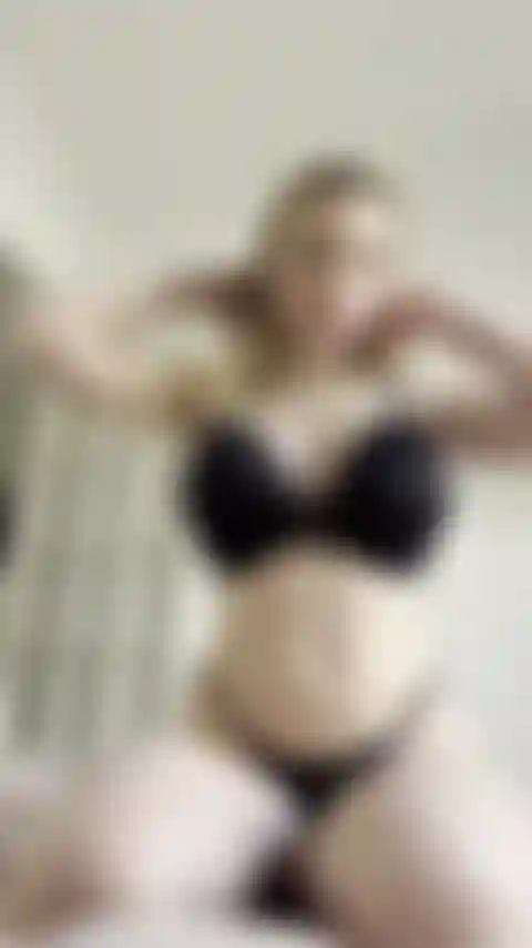 Gioco anale e vaginale e pompino nel mio letto.