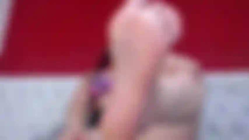 Hanna fa un piccolo massaggio ai suoi piedi delicati e alle sue bellissime gambe.