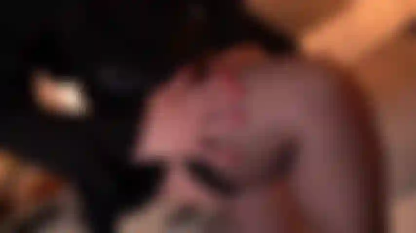 Matrigna sexy che mi prende in giro a letto.