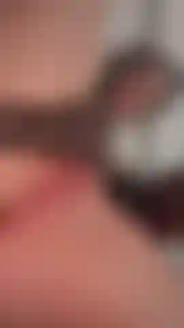 La mia figa pulsava, non riuscivo a fare a meno di spostare le mutandine di lato e giocare con la mia figa stretta finché non mi sono fatta esplodere!