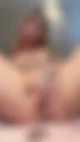 Con le dita da vicino - guardami strofinare, giocare e scopare con le dita la mia piccola figa stretta mentre gemo e mi faccio venire per te! Adoro quanto è bagnata e succosa ;).