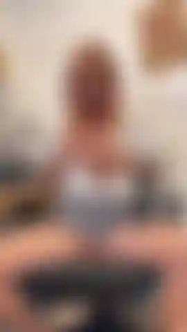 Una spagnola con un dildo - scommetto che vorresti che questo fosse il tuo cazzo che scopa le mie tette mentre ci sputo sopra e le rendo belle bagnate, pronte per essere infilate nella mia gola!