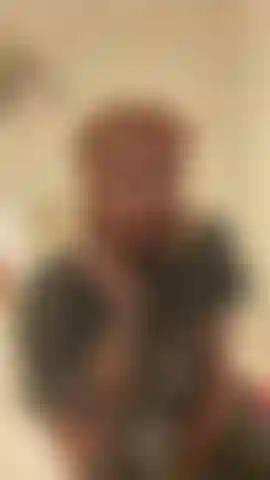 Guardami accovacciarmi sulla tua faccia - ehi schiavo, ho appena finito la palestra, quindi sono bella sudata. Stai lì sdraiata mentre mi tolgo i pantaloni e mi accovaccio fino alla tua faccia, esponendoti entrambi i miei buchi, cosa ne faresti?!