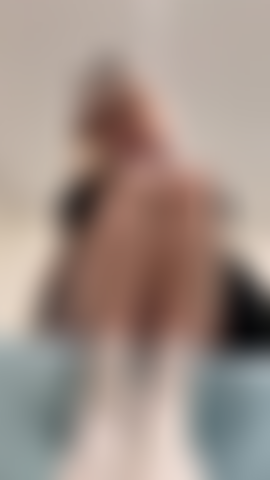 I miei piedi mi stuzzicano: guardami mentre mi tolgo i calzini puzzolenti dopo una lunga giornata di college e ti infilo le dita dei piedi in faccia perché tu le lecchi ;).