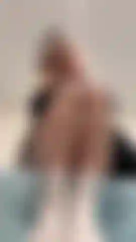 I miei piedi mi stuzzicano: guardami mentre mi tolgo i calzini puzzolenti dopo una lunga giornata di college e ti infilo le dita dei piedi in faccia perché tu le lecchi ;).