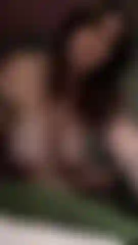 Guardami mentre strofino il mio cuscino e immagino il tuo viso sotto di me.