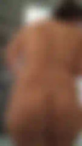 Una voyeur sotto la doccia.