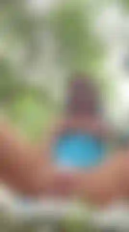 Gioco con la figa all'aperto.