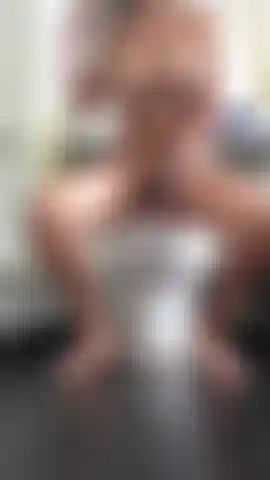 Voglio mettere la mia figa sulla tua faccia così puoi leccarmi senza pietà; voglio squirtare per te—ami vedermi tutta bagnata e così eccitata, mentre mi tocco solo per te.