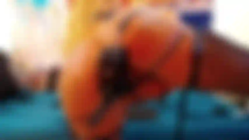 Gioco con figa e buttplug.
