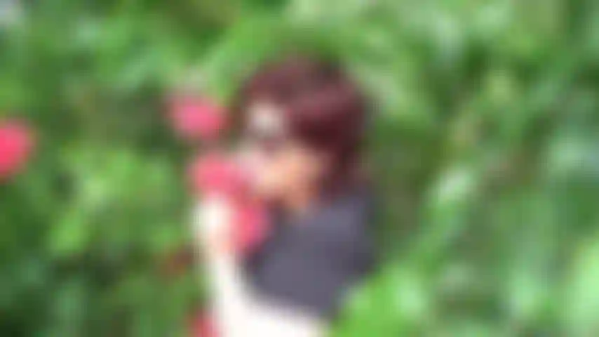 Una signora sexy che fuma in macchina.