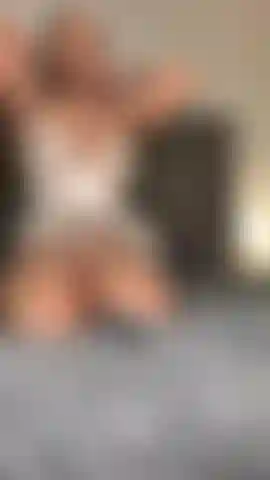 Adoro succhiare il cazzo bianco.