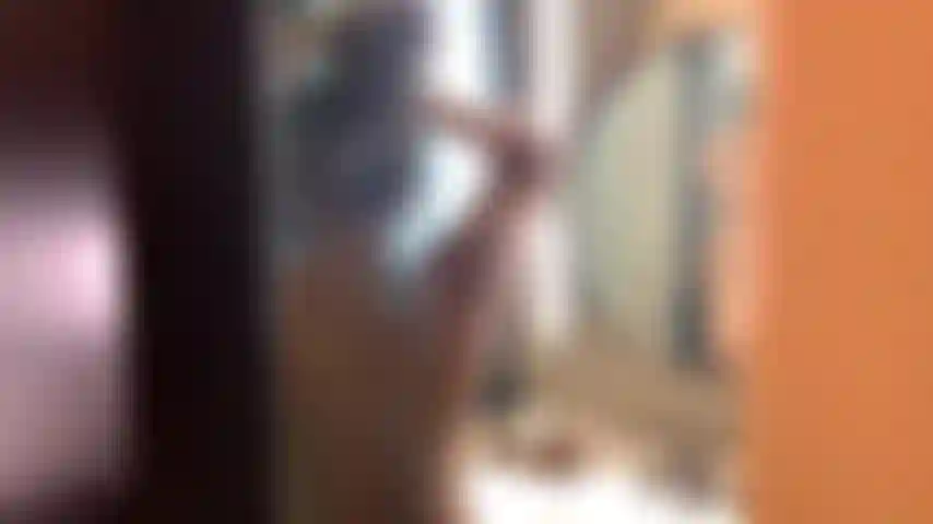 Guardo mentre sono sotto la doccia.