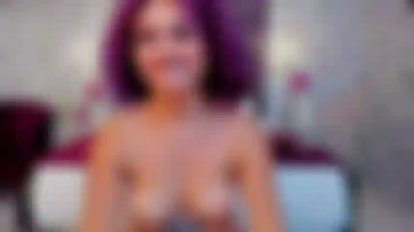 Ero così eccitata che avevo bisogno di qualcosa di più profondo... L'ho infilato lentamente, sentendo ogni centimetro, e ho finito per gemere di puro piacere. Vuoi vedermi scopare il culo come una brava ragazza cattiva? Questo video è per te...