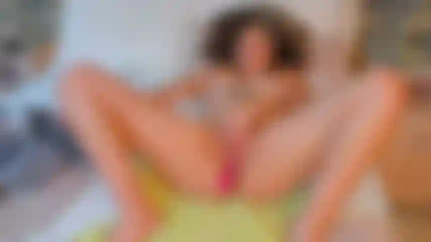 Mentre gioco con la mia figa non riesco a smettere di pensare a te. Spero solo che tu venga e goda di questo momento erotico con me. Immagina come sarebbe sentire il calore della mia pelle e l'umidità del mio desiderio.