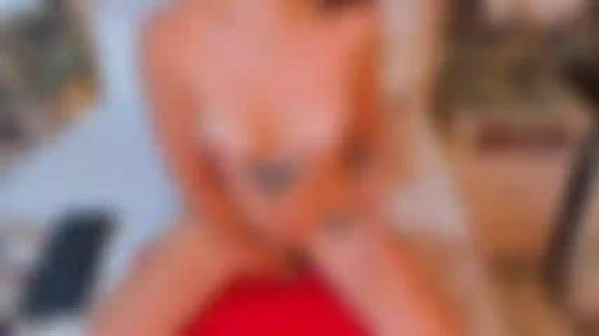 Puoi immaginare di guardare le mie bellissime tette rimbalzare mentre cavalco il tuo cazzo duro. Senti ogni tocco della mia pelle contro la tua mentre i nostri corpi sono bagnati di così tanto sudore, raggiungiamo insieme l'apice dell'estasi.