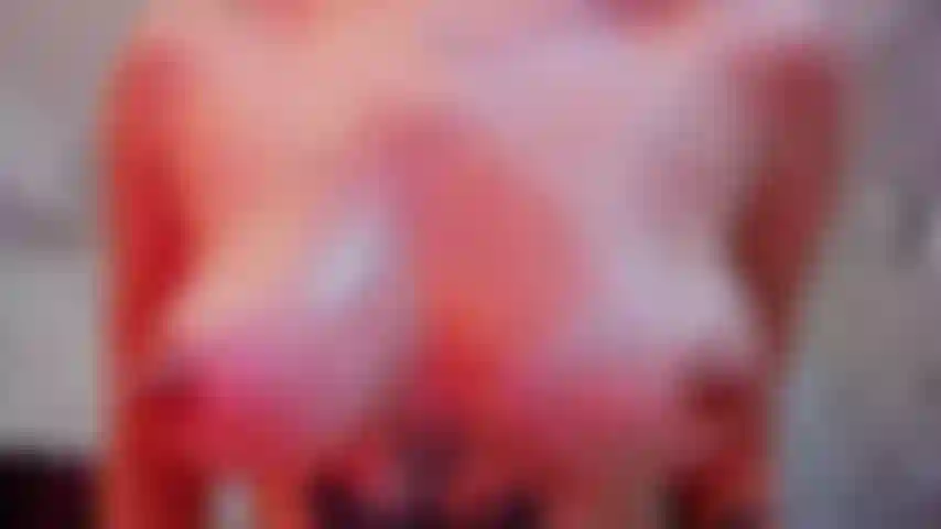 Bagnami tutta con la tua lingua, fai tremare il mio corpo di piacere.