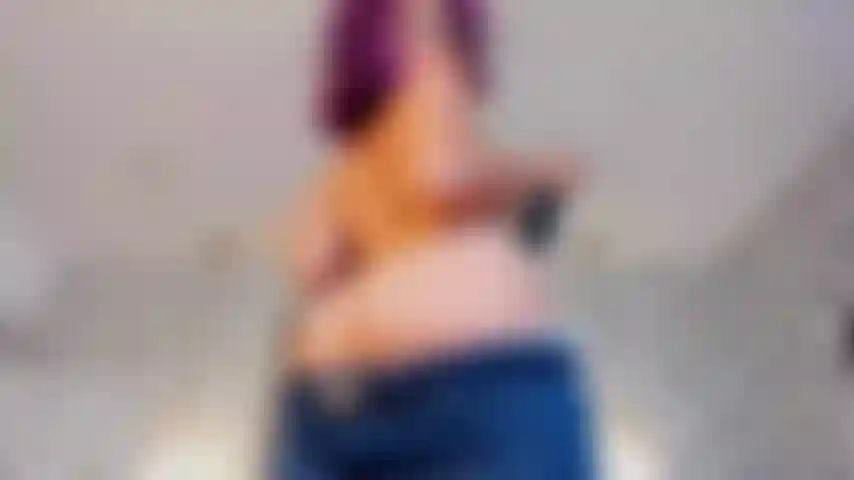 Ti ballo lentamente! Ti ballo lentamente, con gli occhi fissi su di te, muovendo i fianchi solo per farti venire duro il cazzo.