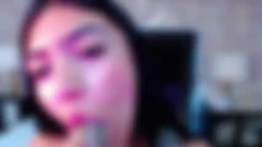 La modella latina HollyLincon si scopa la sua figa perfetta e succhia il suo giocattolo.