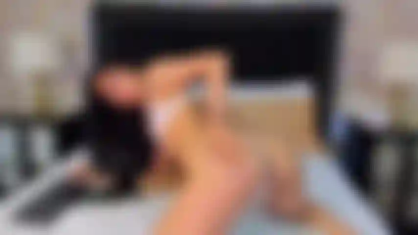 Scopo il tuo delizioso pene con i piedi.