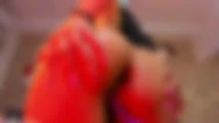 Adoro sculacciarmi il culo.