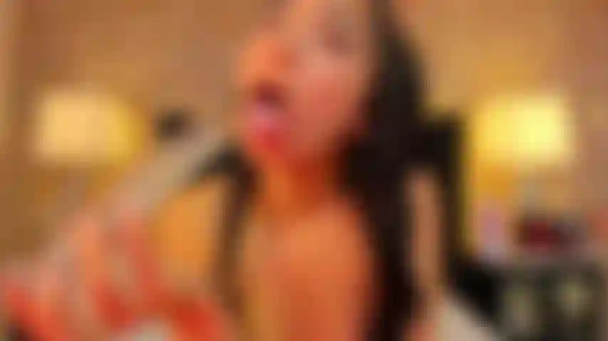 La mia figa è così calda e bagnata.