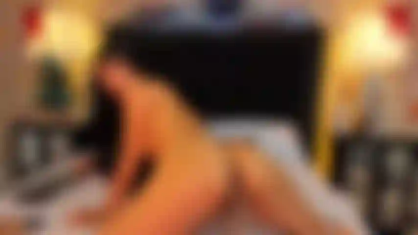 Gioco con il mio culo e la mia figa.