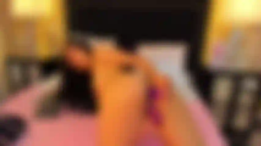 Un giocattolo nella mia figa e un altro nel mio buco del culo.