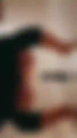 Mi strozzo con un grosso dildo nero con le tette di fuori.