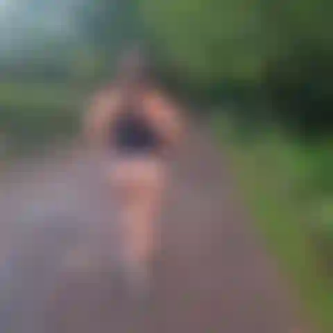 Il culo e le tette lampeggiano durante una passeggiata nel bosco.