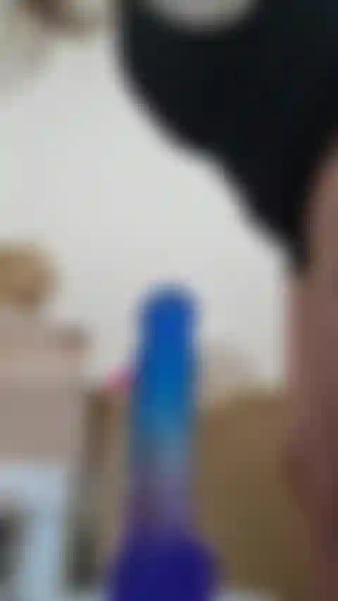 Cavalco il mio dildo mentre lavoro con la vista del culo.